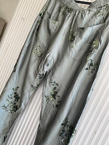 40 Beden haki Renk Zara pullu pantolon