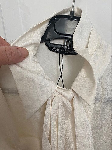 Zara inci düğmeli yakası fiyonklu dökümlü gömlek - Görsel 4