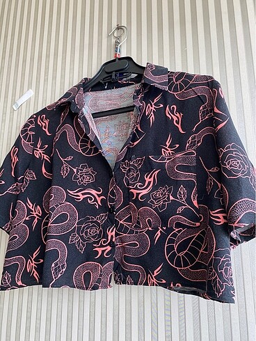 Bershka crop belde gibi ejderhalı gömlek