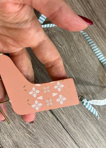 Yılbaşı ağaç süsü Bej Triko Kız Patik Kurdelalı - Görsel 2