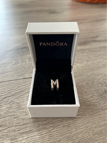 Pandora m harfi charm