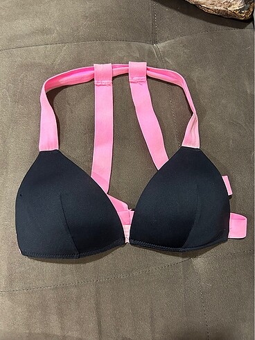 Siyah bikini üstü