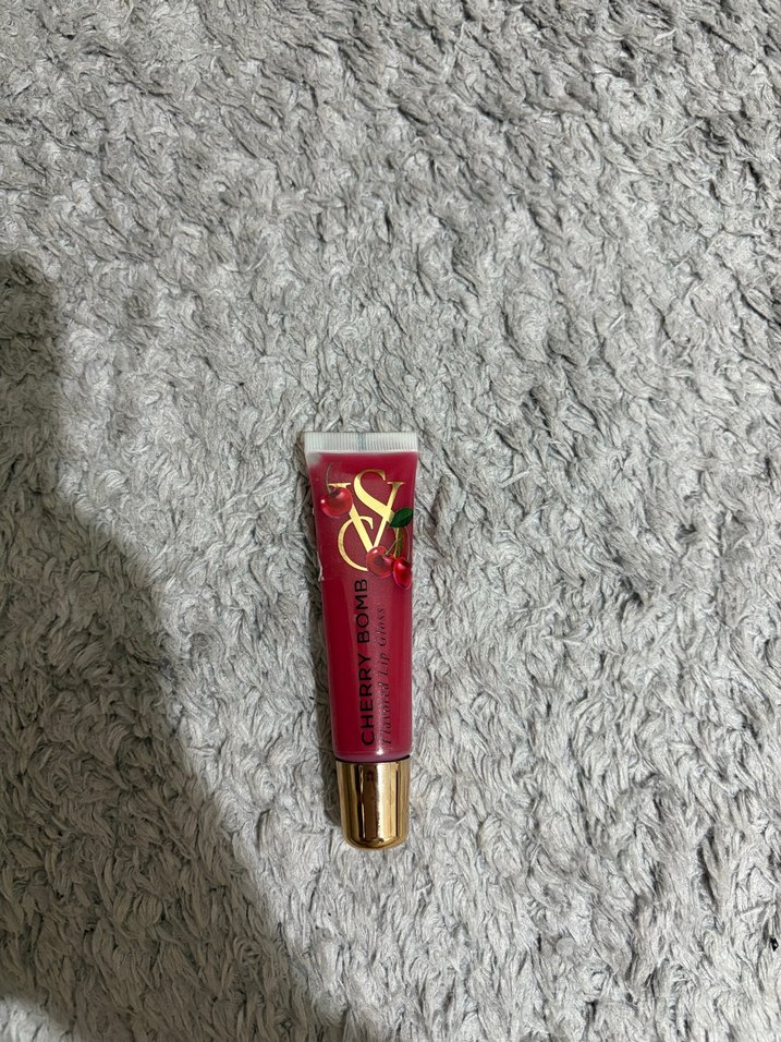 Victoria's Secret Cherry Dudak Parlatıcısı - Görsel 3