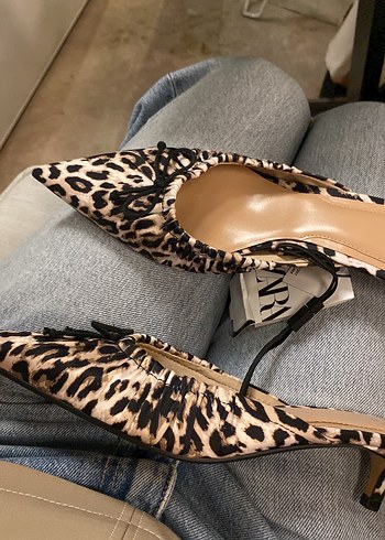 Zara Leopar Desenli Kahverengi Topuklu Kadın Ayakkabı