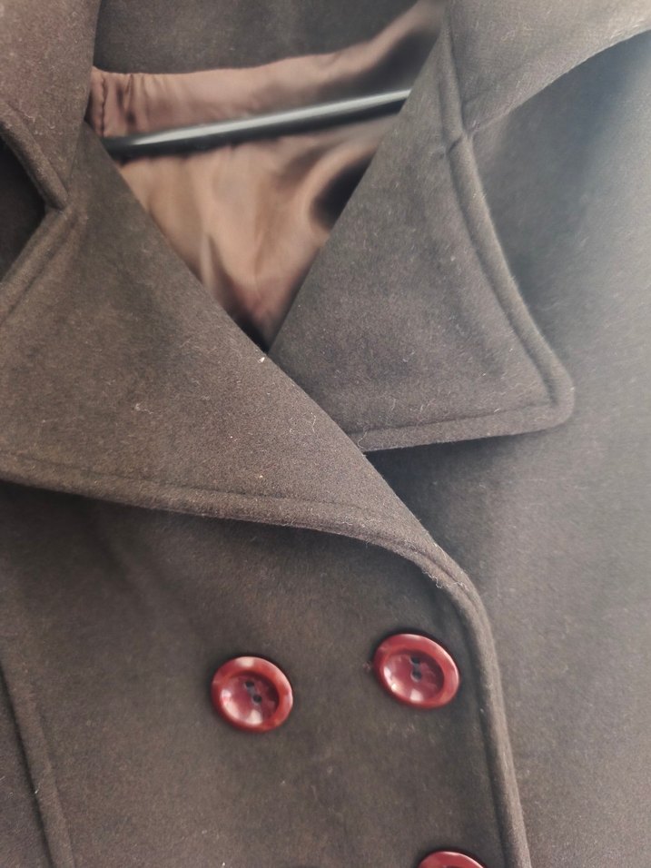 Koyu kahverengi düğmeli kaşe kaban - Görsel 4