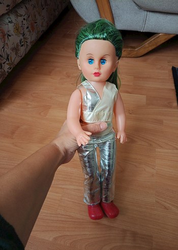 Parlak Gri Kıyafetli Yeşil Saçlı Bebek