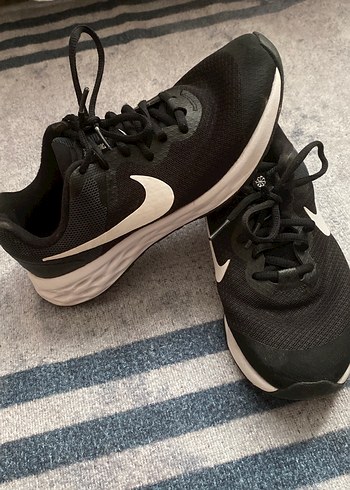 Siyah Bağcıklı Kadın Spor Ayakkabı