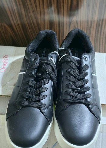 LC Waikiki Siyah Deri Gorunumlu Bagcikli Sneaker