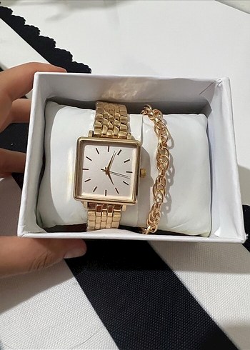 Zincir Detaylı Altın Renk Kadın Saat