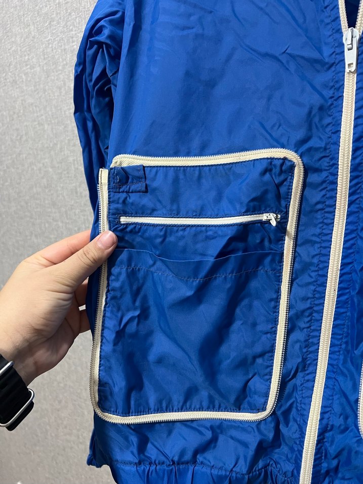 Kapüşonlu mavi yağmurluk - Görsel 4