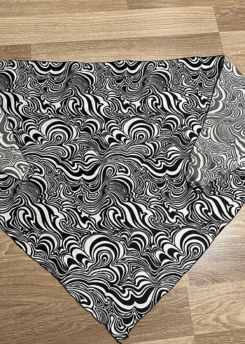 Diğer Siyah Beyaz Dalgalı Desenli Şal/Bandana