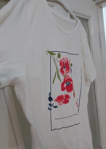 Beyaz Çiçek Baskılı Tişörtü - Görsel 2