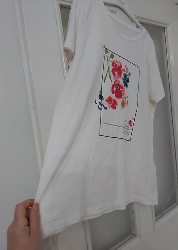 Beyaz Çiçek Baskılı Tişörtü - Görsel 3