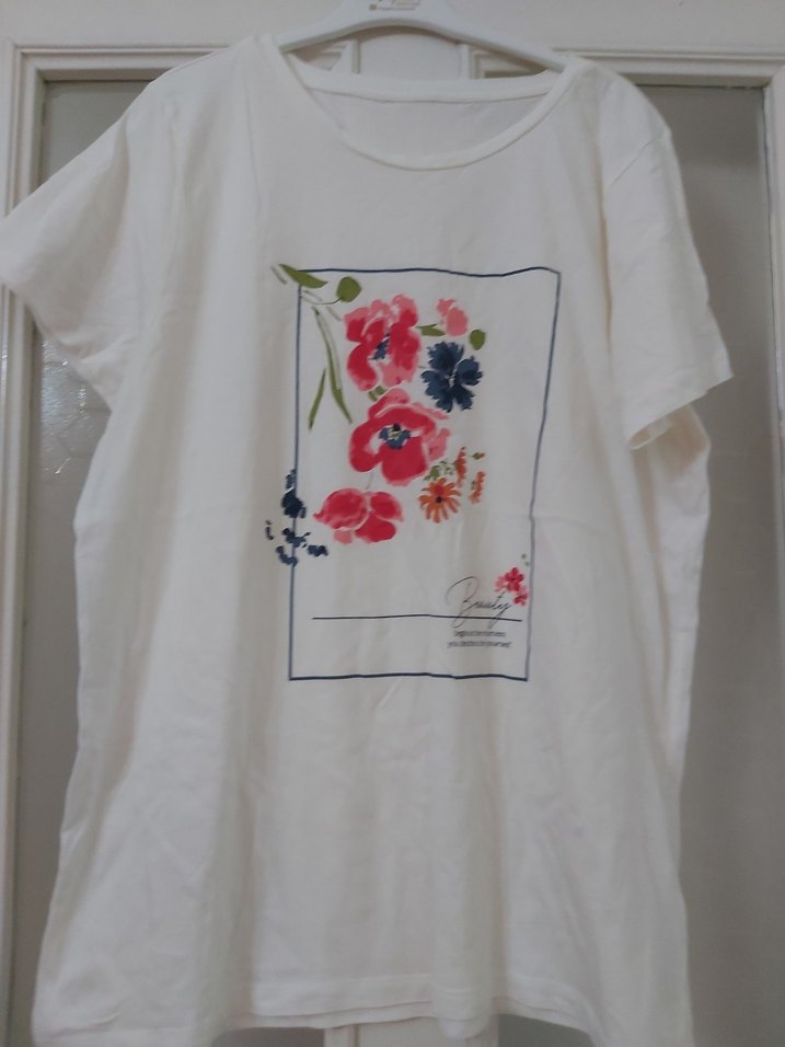 Beyaz Çiçek Baskılı Tişörtü - Görsel 4