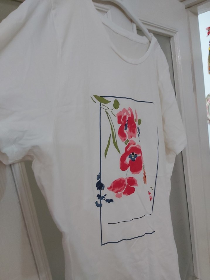 Beyaz Çiçek Baskılı Tişörtü - Görsel 2
