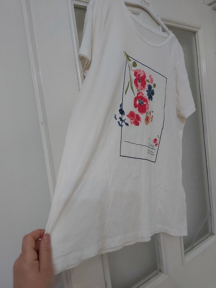 Beyaz Çiçek Baskılı Tişörtü - Görsel 3