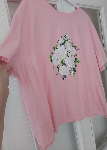 Pembe Çiçek Desenli  Tişörtü - Görsel 4