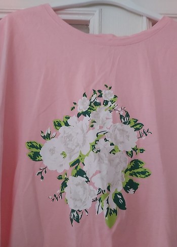 Pembe Çiçek Desenli  Tişörtü - Görsel 2