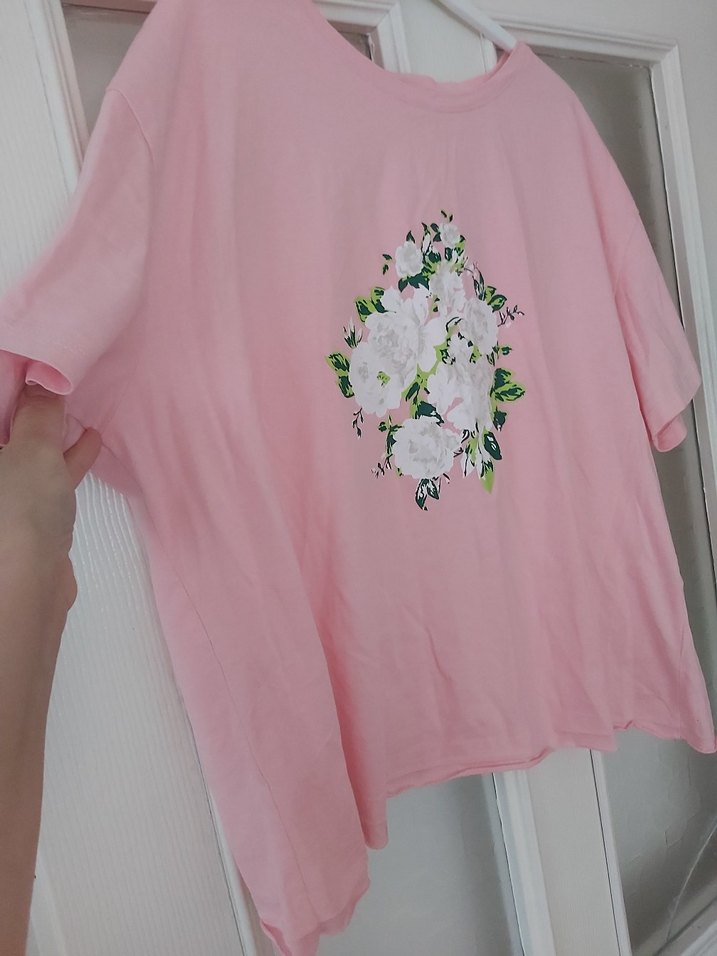 Pembe Çiçek Desenli  Tişörtü - Görsel 4