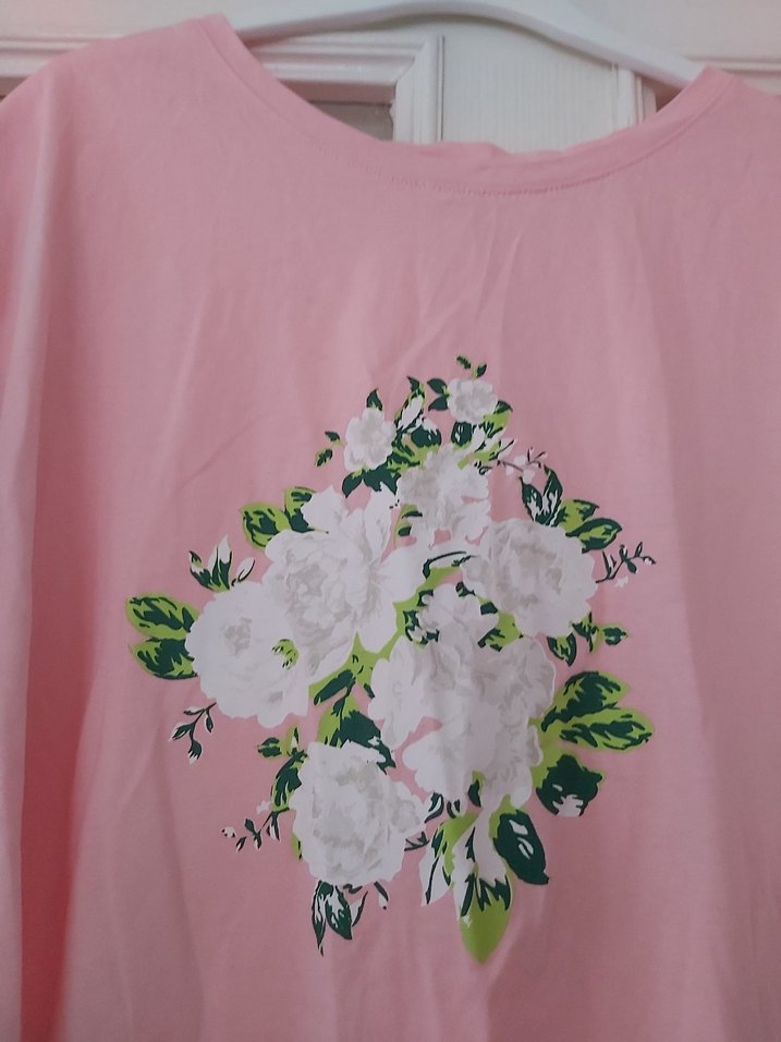 Pembe Çiçek Desenli  Tişörtü - Görsel 2