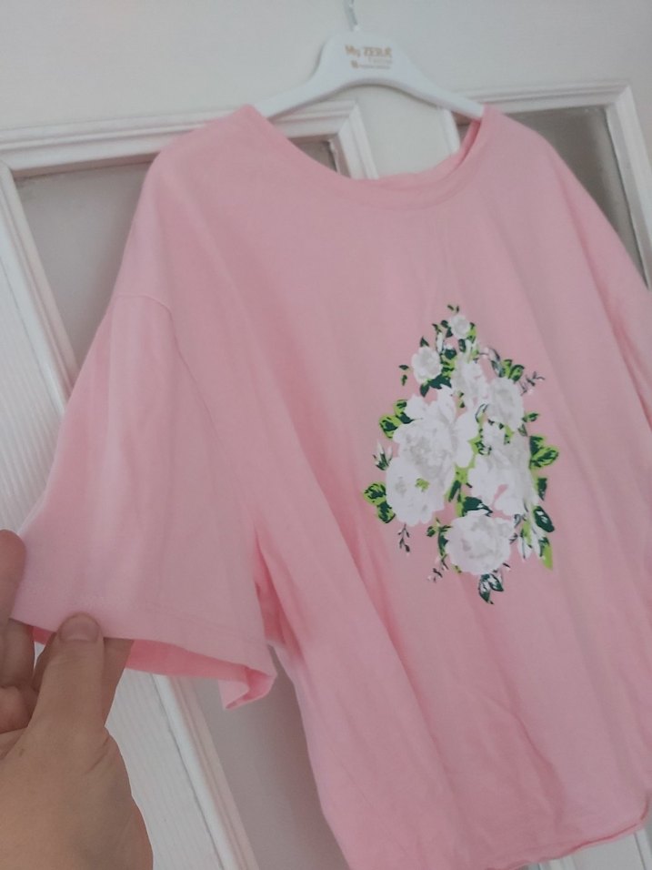 Pembe Çiçek Desenli  Tişörtü - Görsel 5