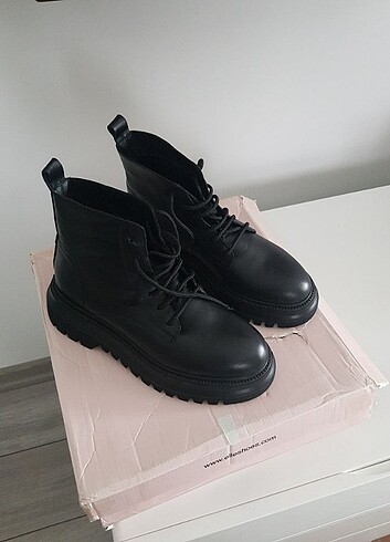 ELLE SHOES BOT