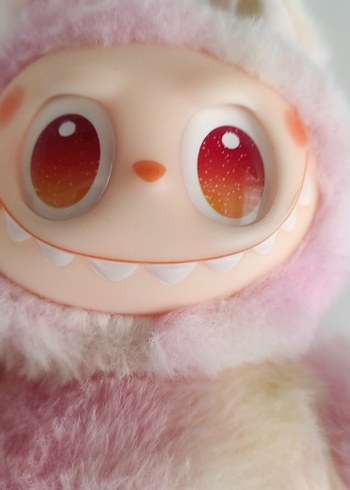 Fisher Price Labubu Pembe Pastel Peluş Oyuncak büyük boy ölçü fotoğraflarda