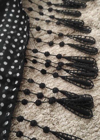 Siyah Beyaz Puantiyeli Fırfırlı Şifon Kumaş Bohem Fular - Görsel 3