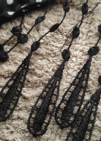 Siyah Beyaz Puantiyeli Fırfırlı Şifon Kumaş Bohem Fular - Görsel 4