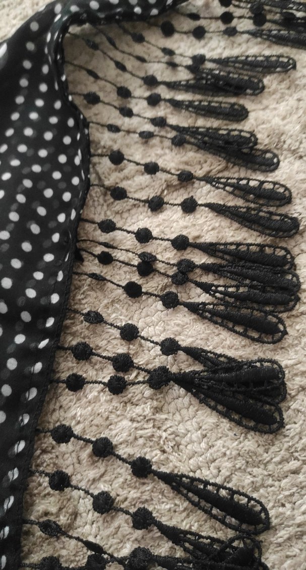 Siyah Beyaz Puantiyeli Fırfırlı Şifon Kumaş Bohem Fular - Görsel 3