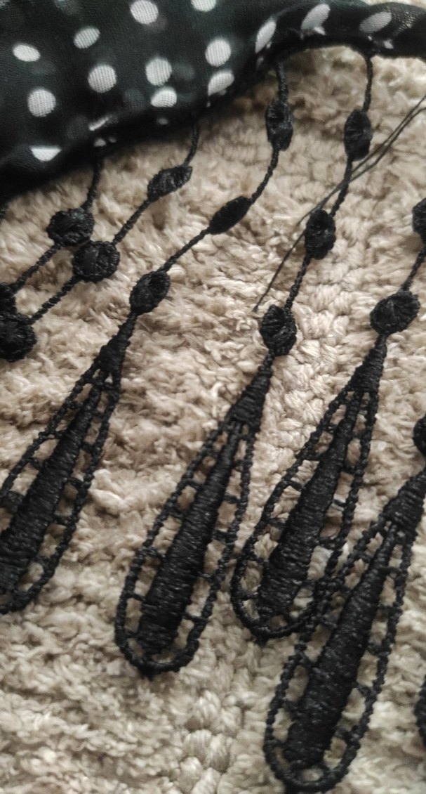 Siyah Beyaz Puantiyeli Fırfırlı Şifon Kumaş Bohem Fular - Görsel 4