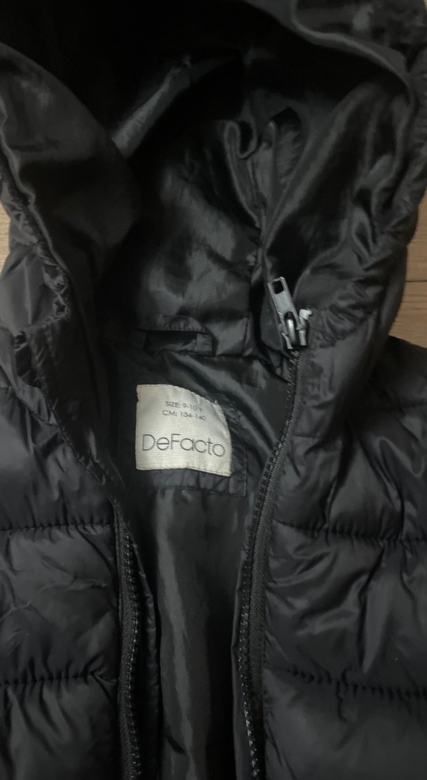 Erkek Çocuk Siyah Kapüşonlu Fermuarlı Mont - Görsel 5