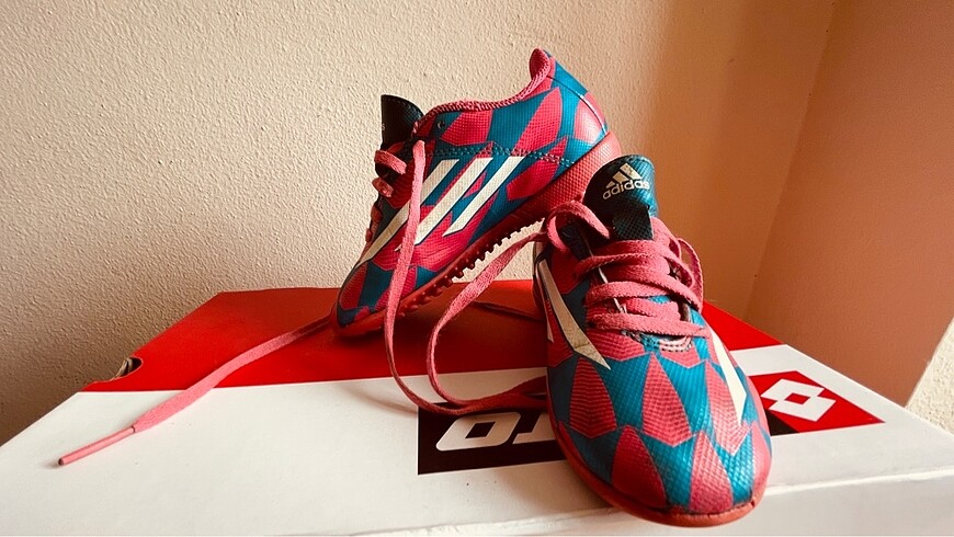 Adidas halısaha 28 numara ( hediyeli)