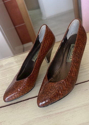 Kahverengi Yılan Derisi Desenli Stiletto