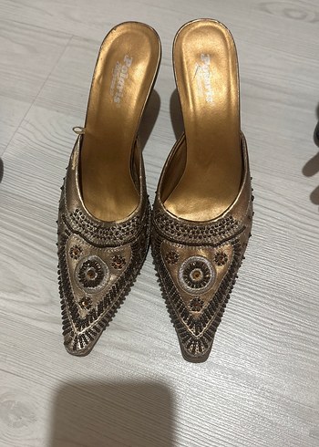 Altın Renkli Yüksek Topuklu Boncuk İşlemeli Terlik