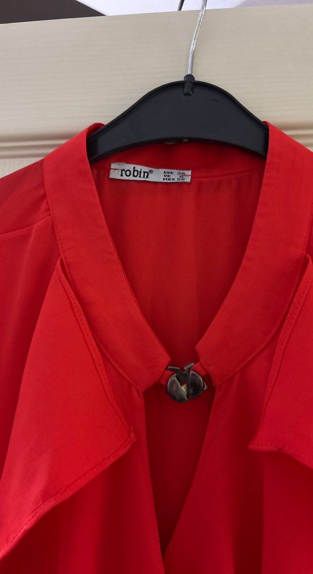 Kırmızı Fırfırlı V Yakalı Kolsuz Bluz - Görsel 2