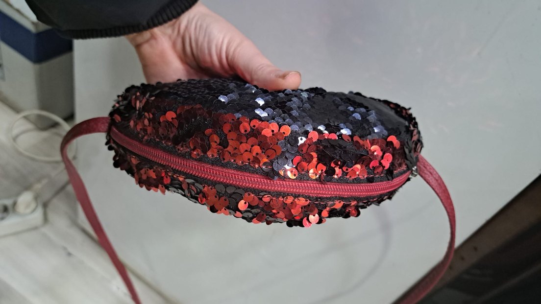 Kırmızı Pul Detaylı Çanta - Görsel 3