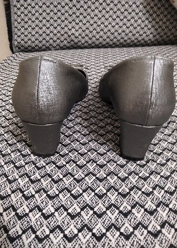 Gri Yılan Desenli Tokalı Kadın Topuklu Ayakkabı - Görsel 5