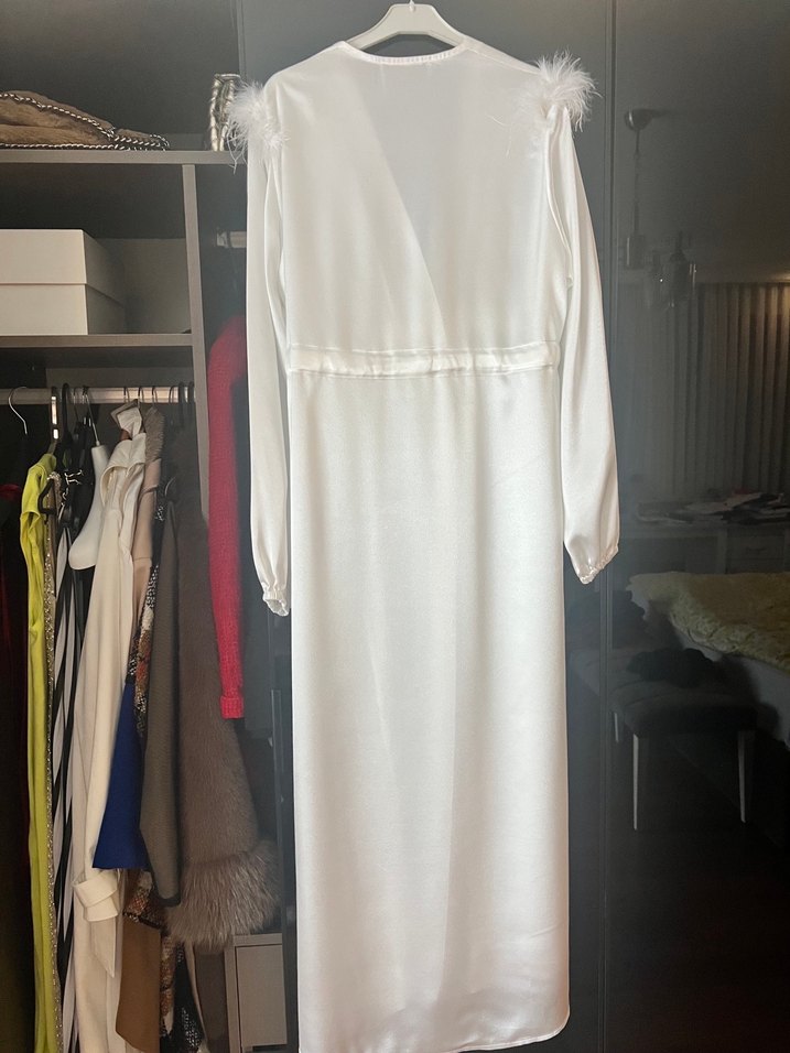 Uzun Beyaz V Yakalı Lohusa Sabahlığı - Görsel 2