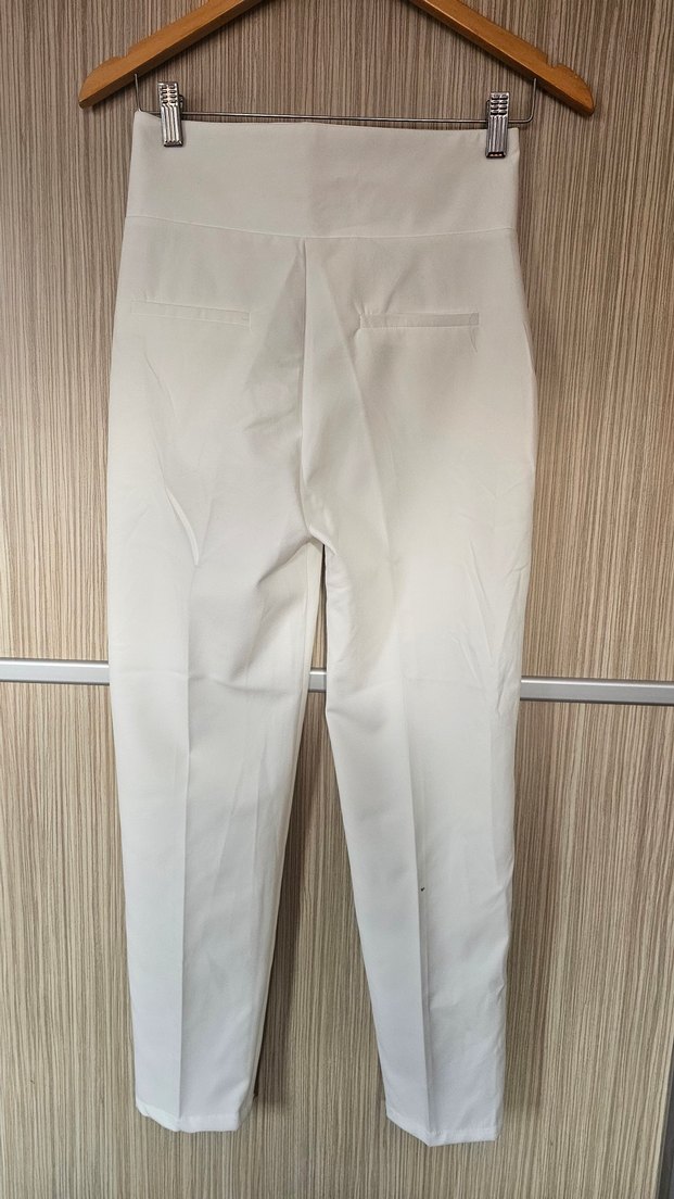 Kadın Beyaz Piliseli Kumaş Pantolon - Görsel 4