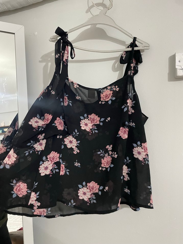 Çiçek Desenli bağlanabilir askılı  Bluz - Görsel 3