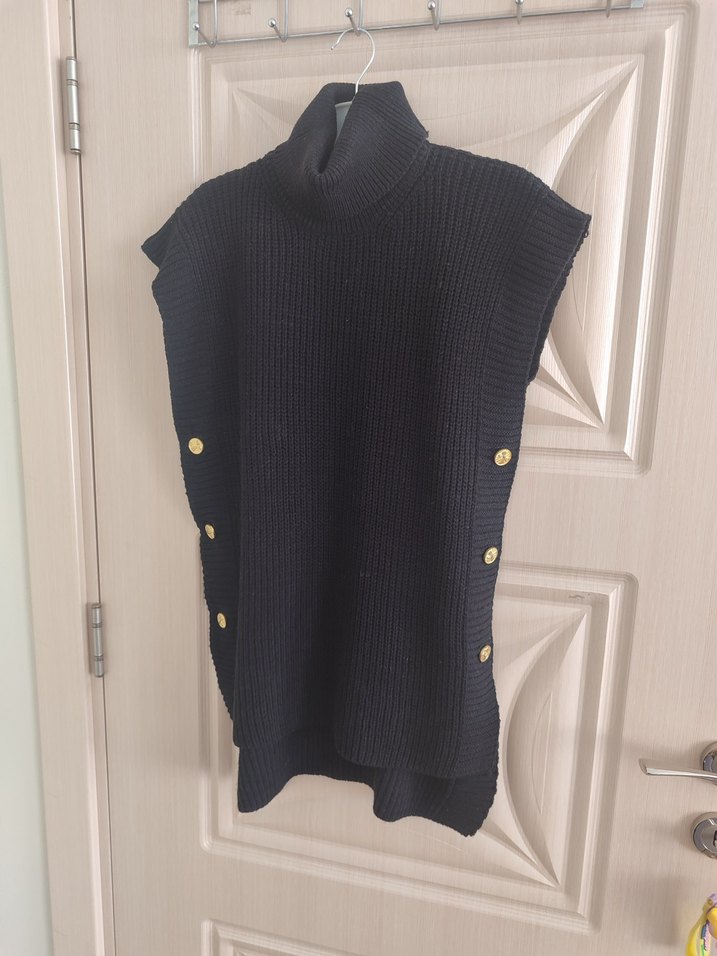 Düğmeli Siyah Boğazlı Kolsuz Triko Süveter - Görsel 2