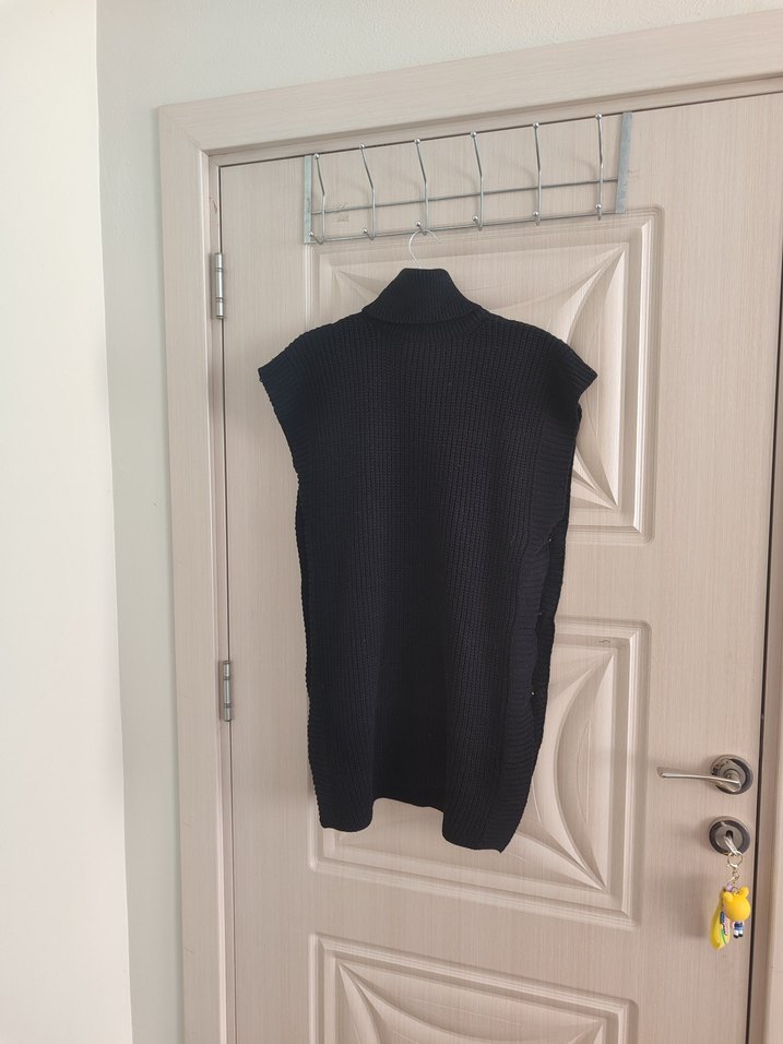 Düğmeli Siyah Boğazlı Kolsuz Triko Süveter - Görsel 4