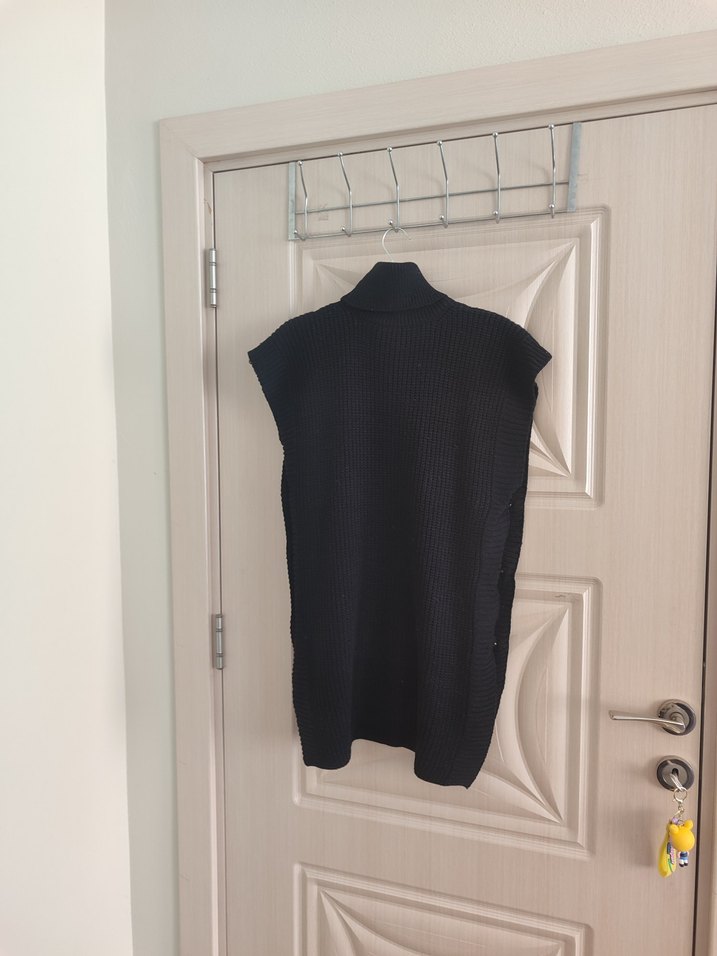 Düğmeli Siyah Boğazlı Kolsuz Triko Süveter - Görsel 3