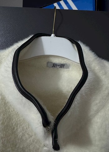 Siyah Detaylı Beyaz Kadın Peluş Ceket - Görsel 4