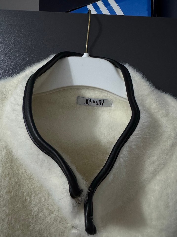 Siyah Detaylı Beyaz Kadın Peluş Ceket - Görsel 4