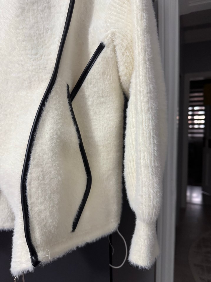 Siyah Detaylı Beyaz Kadın Peluş Ceket - Görsel 3