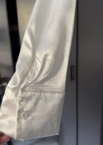 Beyaz Uzun Kollu Düğmeli Saten Gömlek - Görsel 2