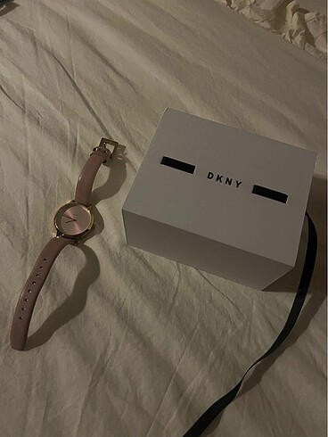Dkny saat