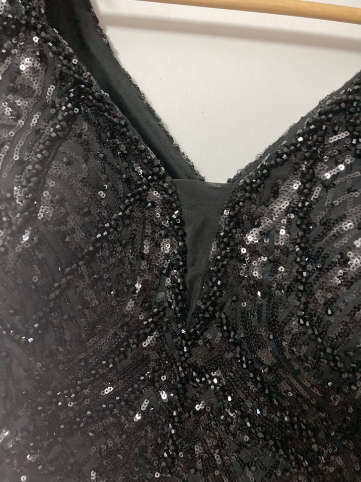 Siyah Uzun Drapeli V Yaka Gotik Elbise - Görsel 4